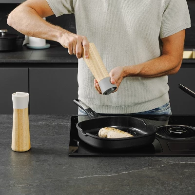 BergHOFF Phantom Non-stick Recycled Cast Aluminum Grill Pan 10.25" 1 BergHOFF Phantom Non-stick Recycled Cast Aluminum Grill Pan 10.25"