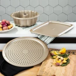 BergHOFF Balance Non-stick Carbon Steel Perforated Pizza Pan 12.5" -BergHOFF Store GUEST 454d00d0 cf79 4bf9 bc8e 2e75efffaeef 2