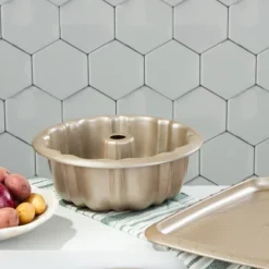 BergHOFF Balance Non-stick Carbon Steel Fluted Cake Pan 10.25" -BergHOFF Store GUEST 6207d28a 3b80 4e21 9d99 7e199fae23ac