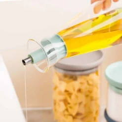 BergHOFF LEO Glass Oil Dispenser 0.57 Qt., Air-tight Lid, Drip-free Spout