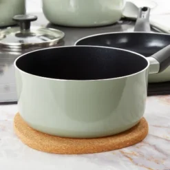 BergHOFF Balance Magnetic Cork Trivet 7", Recycled Material -BergHOFF Store GUEST dc7fc2ce 181e 4c3b 8a80 f29baba9ec37